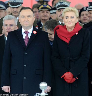 Agata Duda w czarnym płaszczu i czerwonym szalu