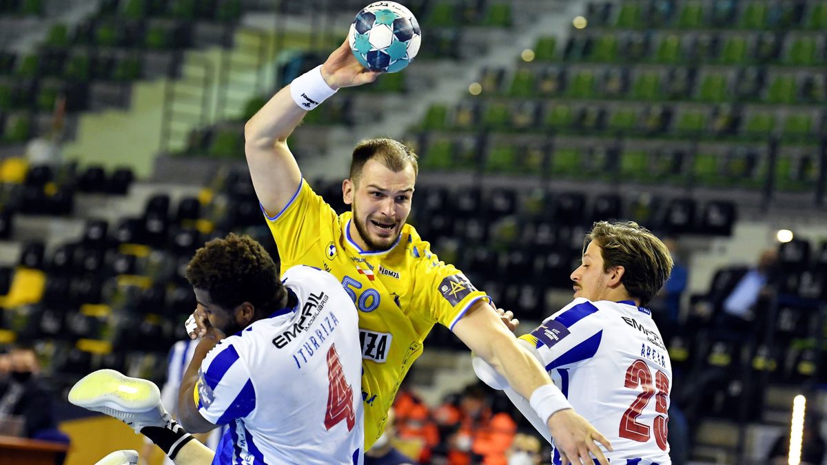 PAP / Piotr Polak / Na zdjęciu: Artsiom Karalek (z piłką)