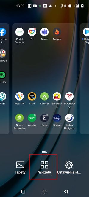 Żappka: przytrzymujemy puste miejsce na ekranie i klikamy Widżety