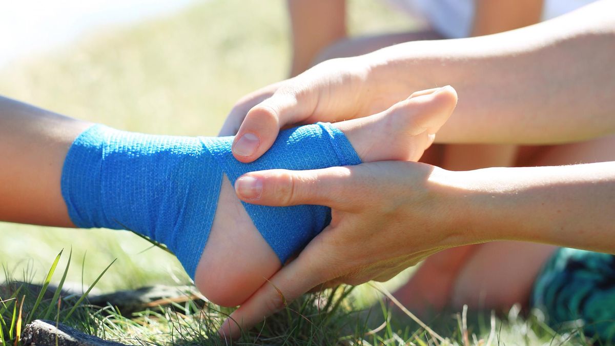 Operacja stawu kolanowego polega na wymianie zniszczonych elementów stawu na części metalowe lub plastikowe.