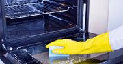 Zapomnij o chemii i szorowaniu. Domowa pasta usuwa spaleniznę jak skrobaczka