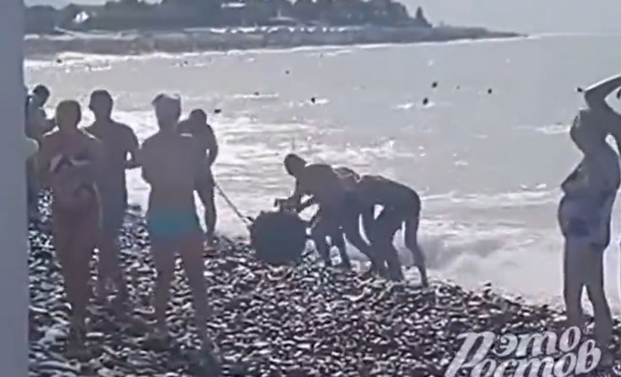 Beachgoers in Sochi unfazed by potentially deadly naval mine