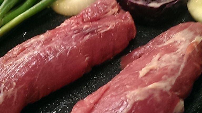 Surowa polędwica wieprzowa bez kości (mięso i tłuszcz)