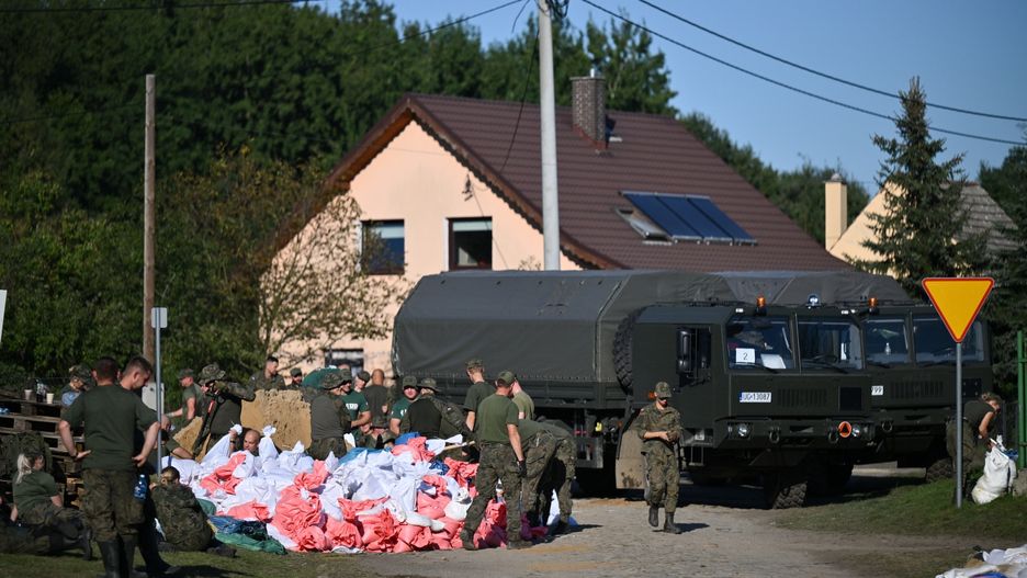 umacnianie wa��w przeciwpowodziowych
Maciej Kulczy�ski
odra, przeciwpowodziowe, przeciwpowodziowych, umacnianie, wa�y, wojsko, worki z piaskiem, zabezpieczenie, �o�nierze