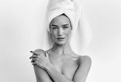 Modelki w samych ręcznikach w obiektywie Mario Testino