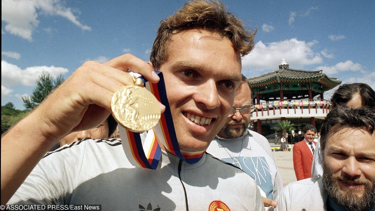 East News / AP Photo/Michel Lipchitz / Olaf Ludwig prezentuje złoty medal olimpijski wywalczony w Seulu, w 1988 roku.
