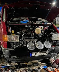 Rodzina z maleńkim dzieckiem koczuje przy S3. Nie mogą ruszyć z miejsca