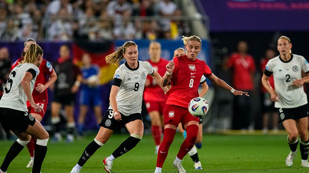 Getty Images / Marcio Machado/Eurasia Sport Images/ / Na zdjęciu: Ewelina Kamczyk (w czerwonym stroju) w walce o piłkę z Sjoeke Nuesken