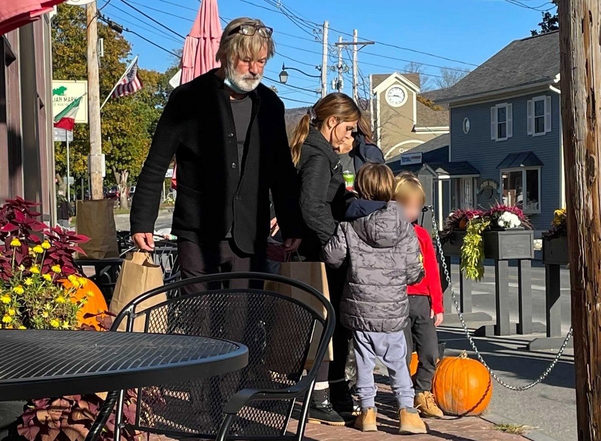 Przybity Alec Baldwin odbiera jedzenie na wynos