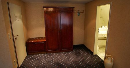 W hotelu przekładasz ubrania do szafy? Duży błąd, więcej tak nie rób