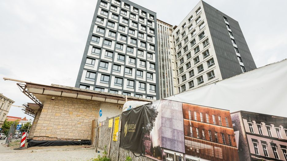 Na budowie apartamentowca w sercu Bydgoszczy jeszcze pusto, ale budowlańcy za kilka tygodni mają wznowić prace