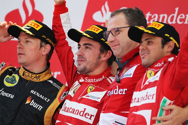 Podium GP Hiszpanii w sezonie 2013 (od lewej: Kimi Raikkonen, Fernando Alonso, szef Ferrari - Stefano Domenicali, Felipe Massa)