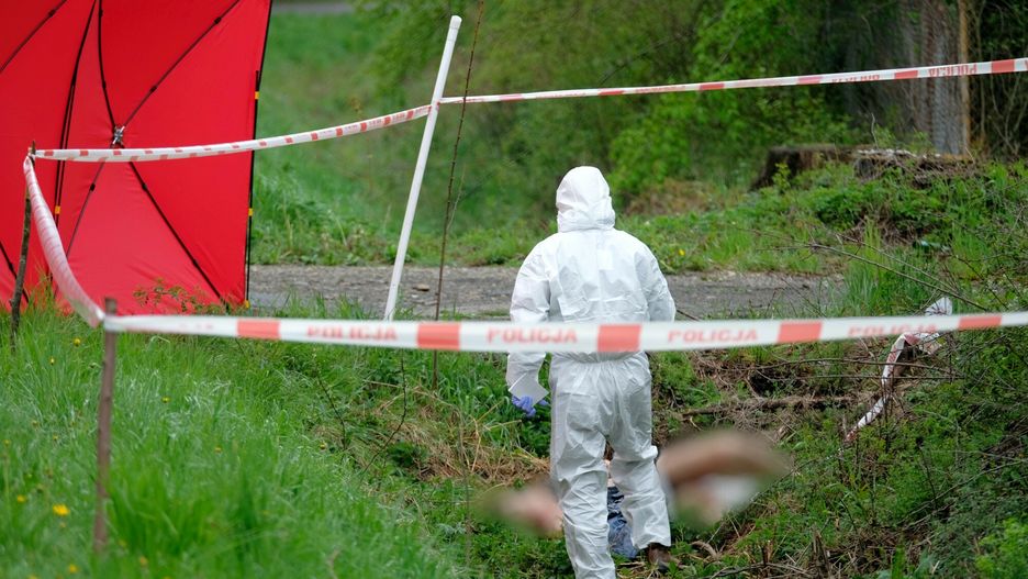 East News archiwum6Fot. Lukasz Solski/East News, Slonne kolo Przemysla, 29.04.2019. Policjant pracuje na miejscu, gdzie znaleziono zwloki mezczyzny z urazem glowy.LUKASZ SOLSKI