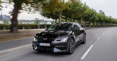 Kia EV6 już dosłownie wjeżdża do Polski. Na tle konkurencji pokazuje, co potrafi