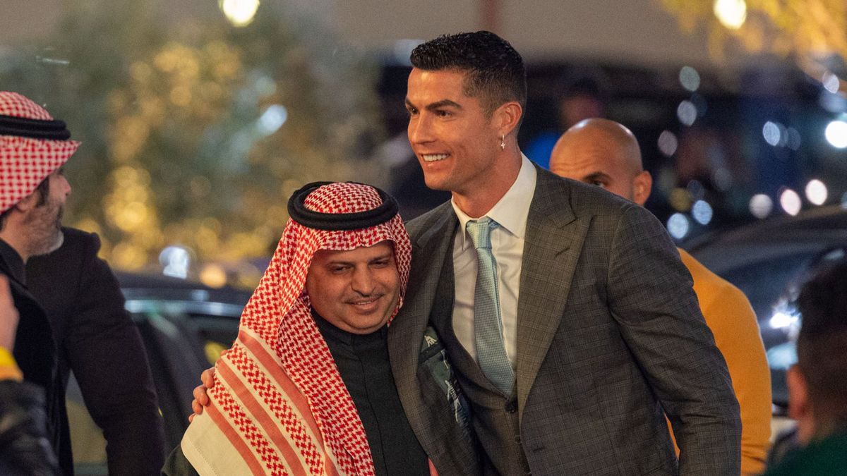 Getty Images / Yasser Bakhsh / Stringer / Na zdjęciu: Musalli Al-Muammar i Cristiano Ronaldo