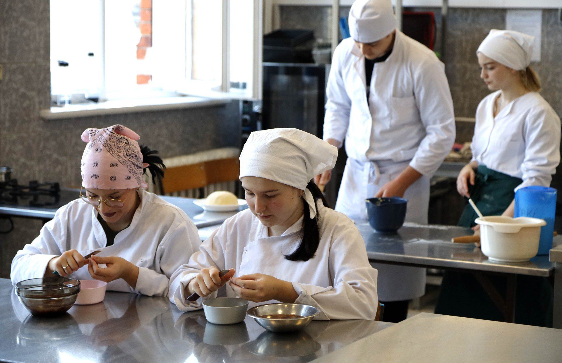 W ZSGH w Grudziądzu byliśmy świadkami wypieku rogali święto marcińskich