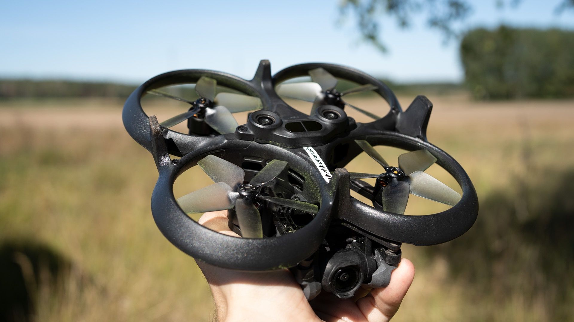 Dji Avata - spód drona po locie nad trawą