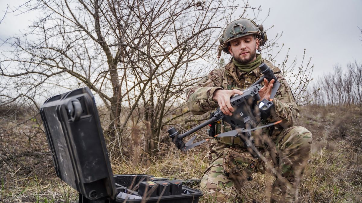 operator dron�w
Donbas, Ukraina, 06.04.2023. Operatorzy dron�w z ukrai�skiego Wywiadu Lotniczego (Aerorozvidka) w pobli�u linii frontu w Donbasie, 6 bm. Trwa inwazja Rosji na Ukrain�.  (jm) PAP/Vladyslav Karpovych
Vladyslav Karpovych
Aerorozvidka, dron, dronowa, drony, operator operatorzy, pilot piloci, Si�y Zbrojne Ukrainy, SZU, ukrai�skie, wojskowe, Wywiad Lotniczy, ZSU