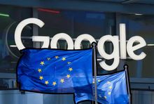 Flagi UE na tle logo Google, fot. EastNews