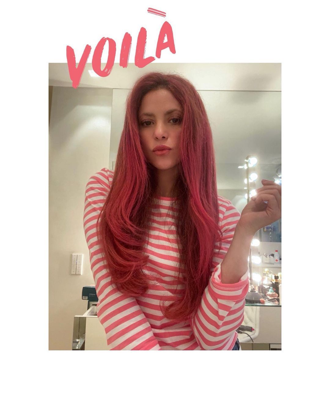 Shakira w różowych włosach