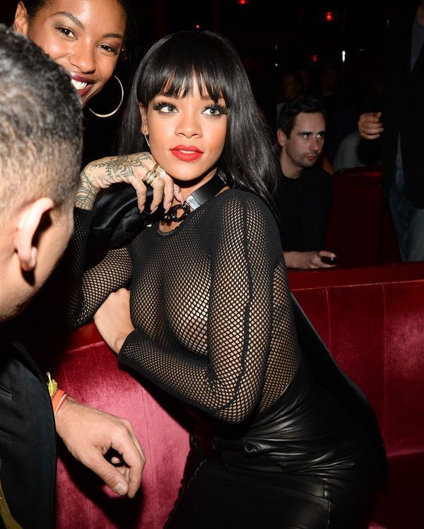 Gdzie jest stanik? Półnaga Rihanna na imprezie!