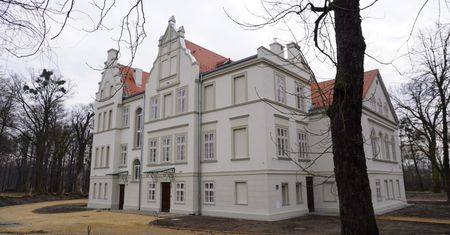Skarby ukryte w ruinie. Piękny pałac odzyskał dawny blask