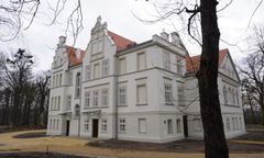 Skarby ukryte w ruinie. Piękny pałac odzyskał dawny blask