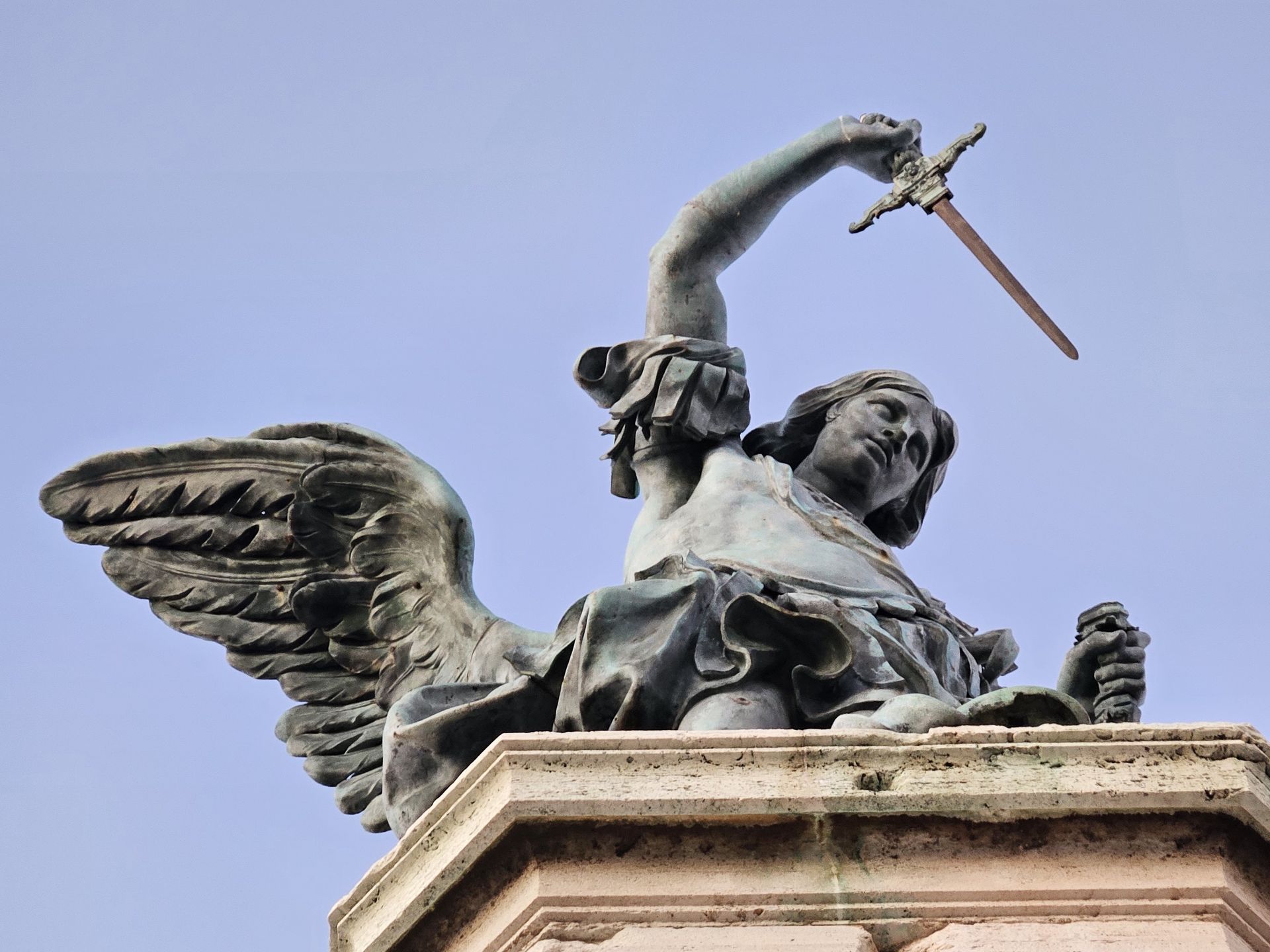 Figura anioła góruje nad majestatyczną budowlą