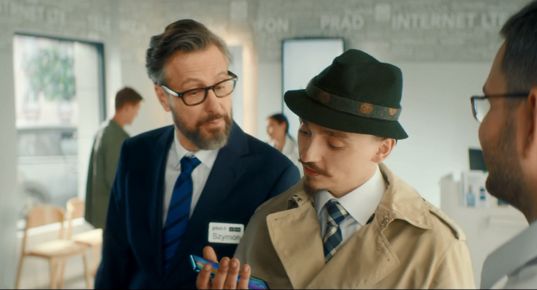 Szymon Majewski jako detektyw i obrońca przed kosmitami w kampanii Plusa