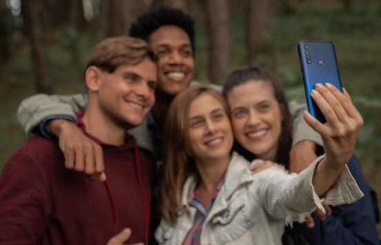 Motorola przedstawia smartfon Moto g8 Power Lite z ekranem 6,5 cala i potrójnym aparatem fotograficznym