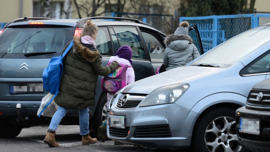 Czy miasta wprowadz? zakaz odwo?enia dzieci do szko?y?
Fot. Adam Staskiewicz/East News, Belchatow, 17.01.2019. Kolejne miasta rozwazaja wprowadzenie zakazu odwozenia dzieci do szkoly. Przy szkolach tworza sie duze korki co podnosi poziom niebezpieczenstwa. N/Z dzieci wysiadajace z samochodow przed szkola.
Adam Staskiewicz