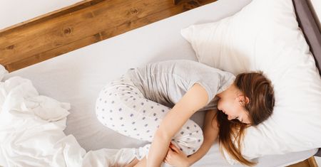 Śpisz w pozycji "na boku"? Lekarze ostrzegają
