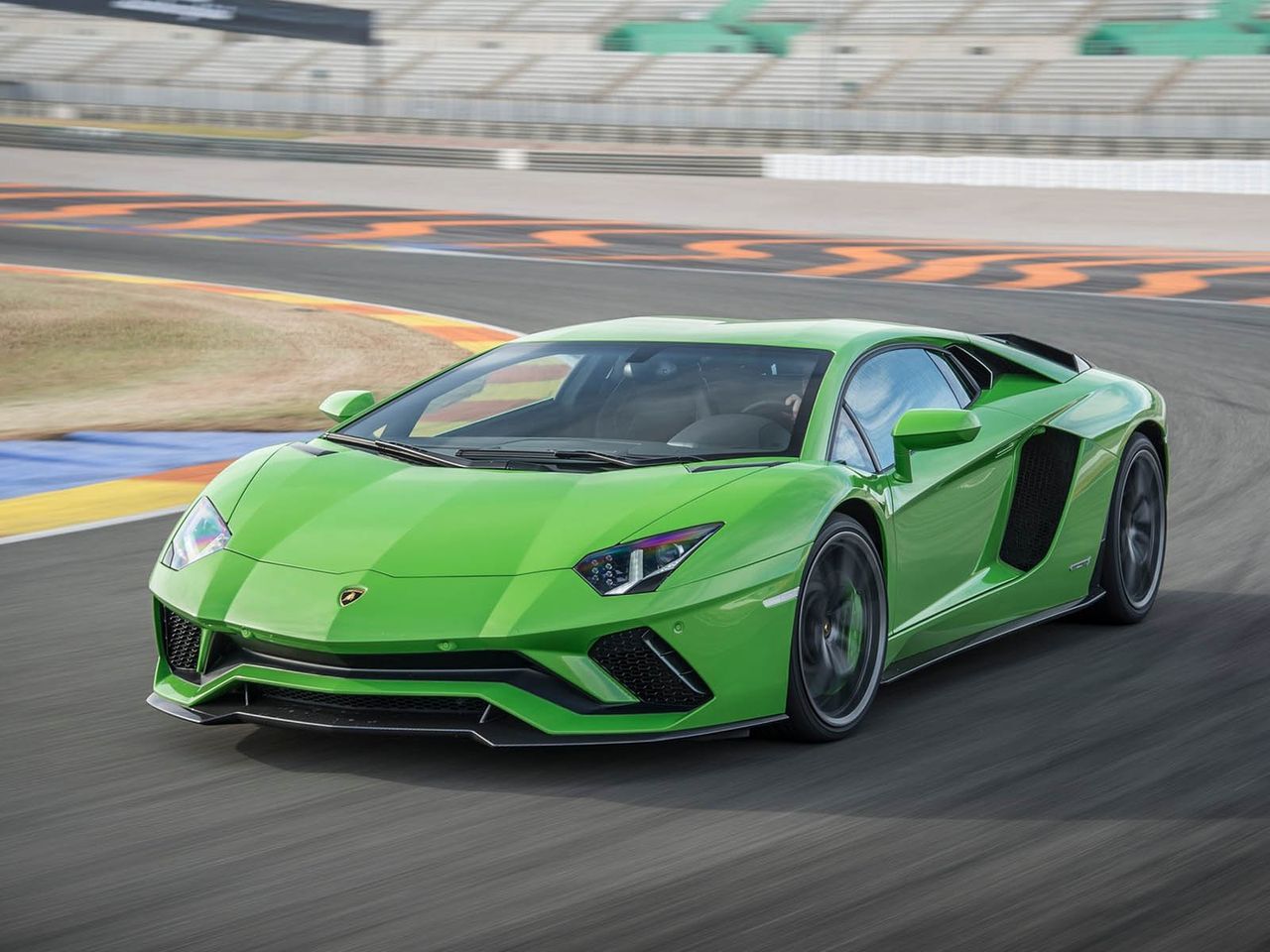 Lamborghini Aventador ma problemy ze skrzynią biegów. Ogłoszono akcję serwisową