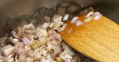 Jedz, a nie staniesz się przekąską dla komarów. Te produkty je zniechęcają