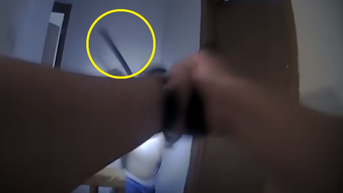 Policjant polecił agresywnemu mężczyźnie, aby wyszedł z mieszkania. Ten rzucił się na funkcjonariusza z maczetą 