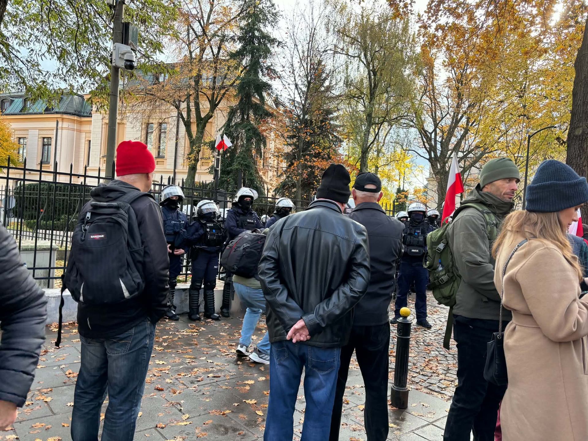 Kilku stoi przed bramą, a kilkunastu na terenie TK