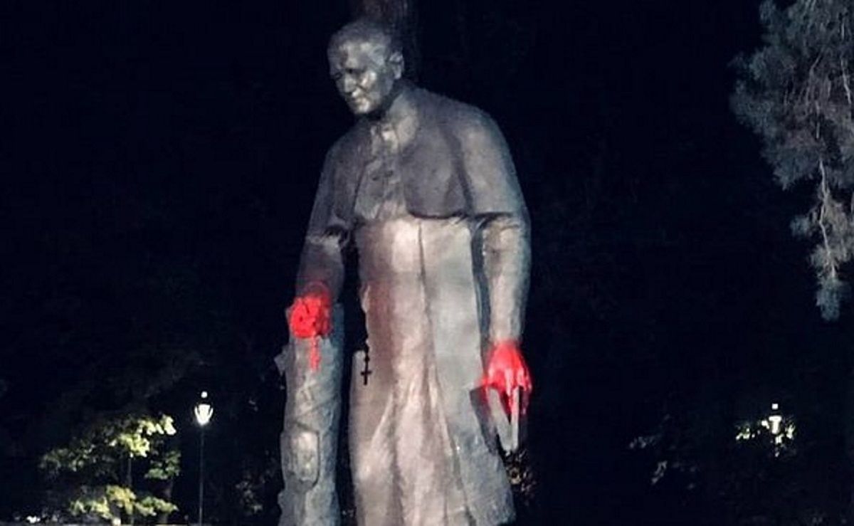 Protestujący są wściekli. Zniszczono pomnik Jana Pawła II