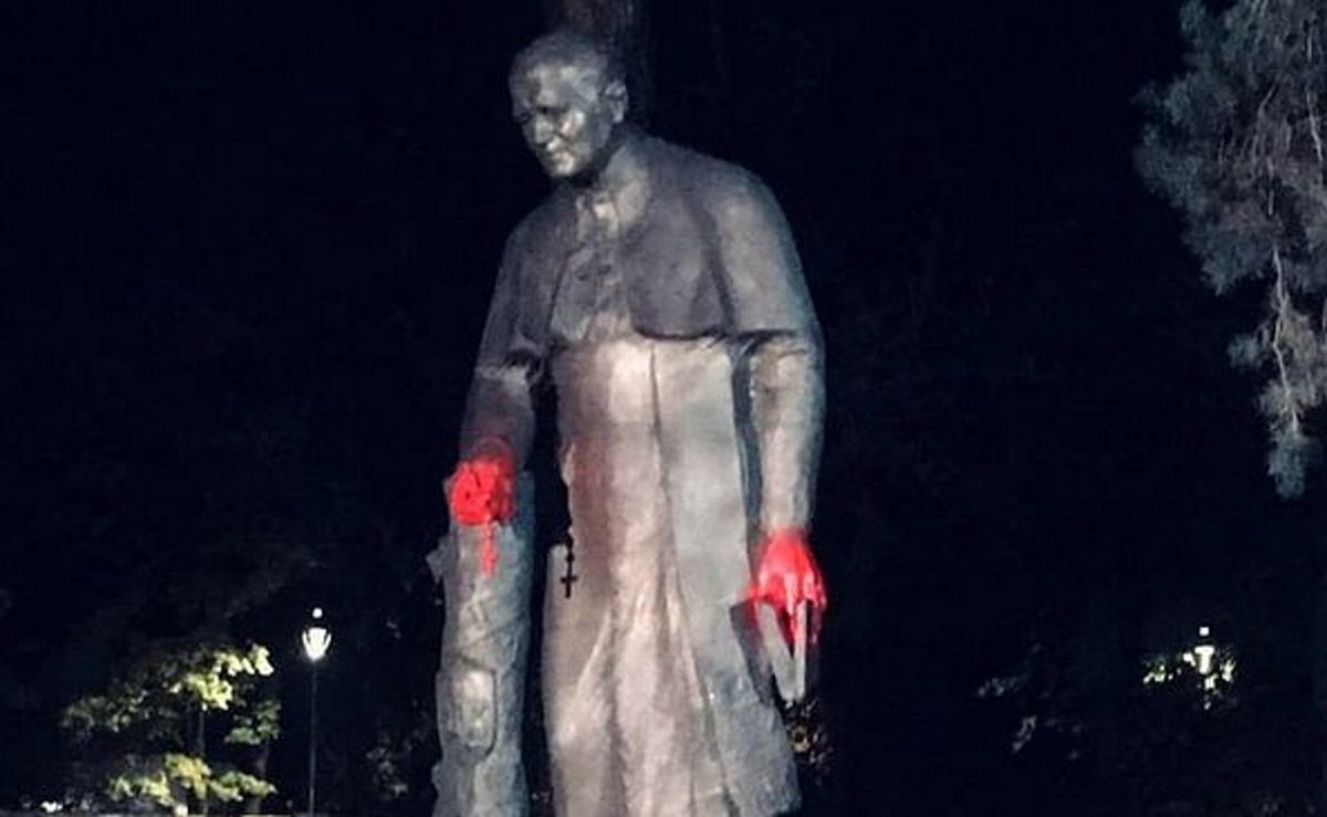Zniszczony pomnik Jana Pawła II