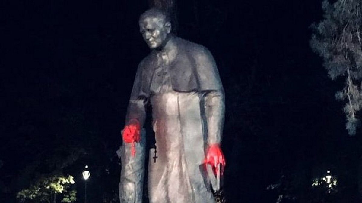 Zniszczony pomnik Jana Pawła II