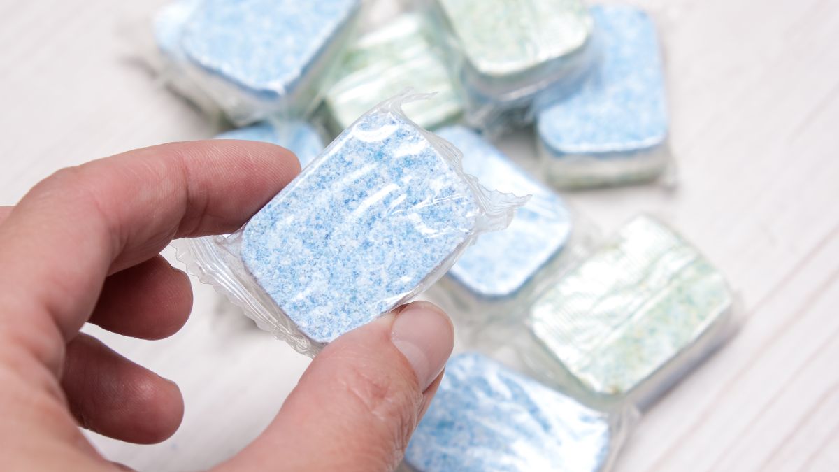 Do czego użyć tabletki do zmywarki w pralce?