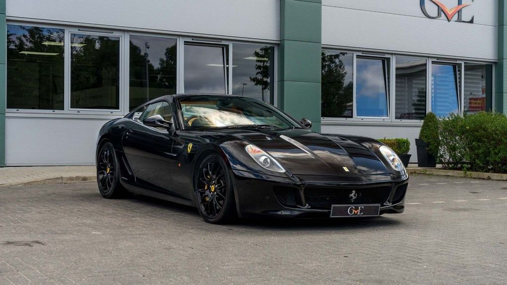 Czarne nadwozie i brązowe wnętrze to dość zachowawcza konfiguracja jak na Ferrari.