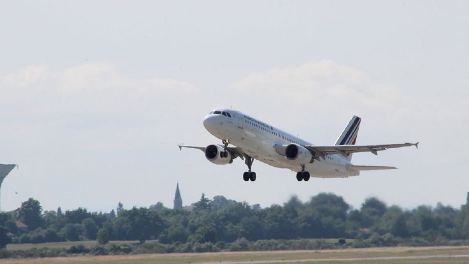 Air France i KLM wznawiają loty do Polski. Czy rodacy chcą latać? Nowe badanie