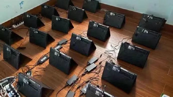 Aby lepiej chłodzić GPU niektórzy odwracają laptopy, a inni zdejmują obudowy /fot. @BTCer