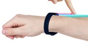 Oto prototypowy smartwatch, który obsłużysz ręką… dotykając drugiej ręki