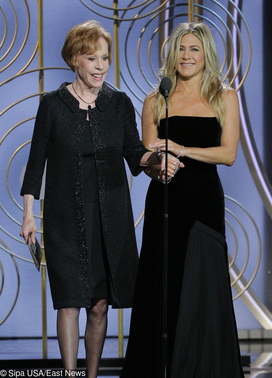 Carol Burnett i Jennifer Aniston (kreacja: Schiaparelli Haute Couture, biżuteria: Fred Leighton) - Złote Globy 2018
