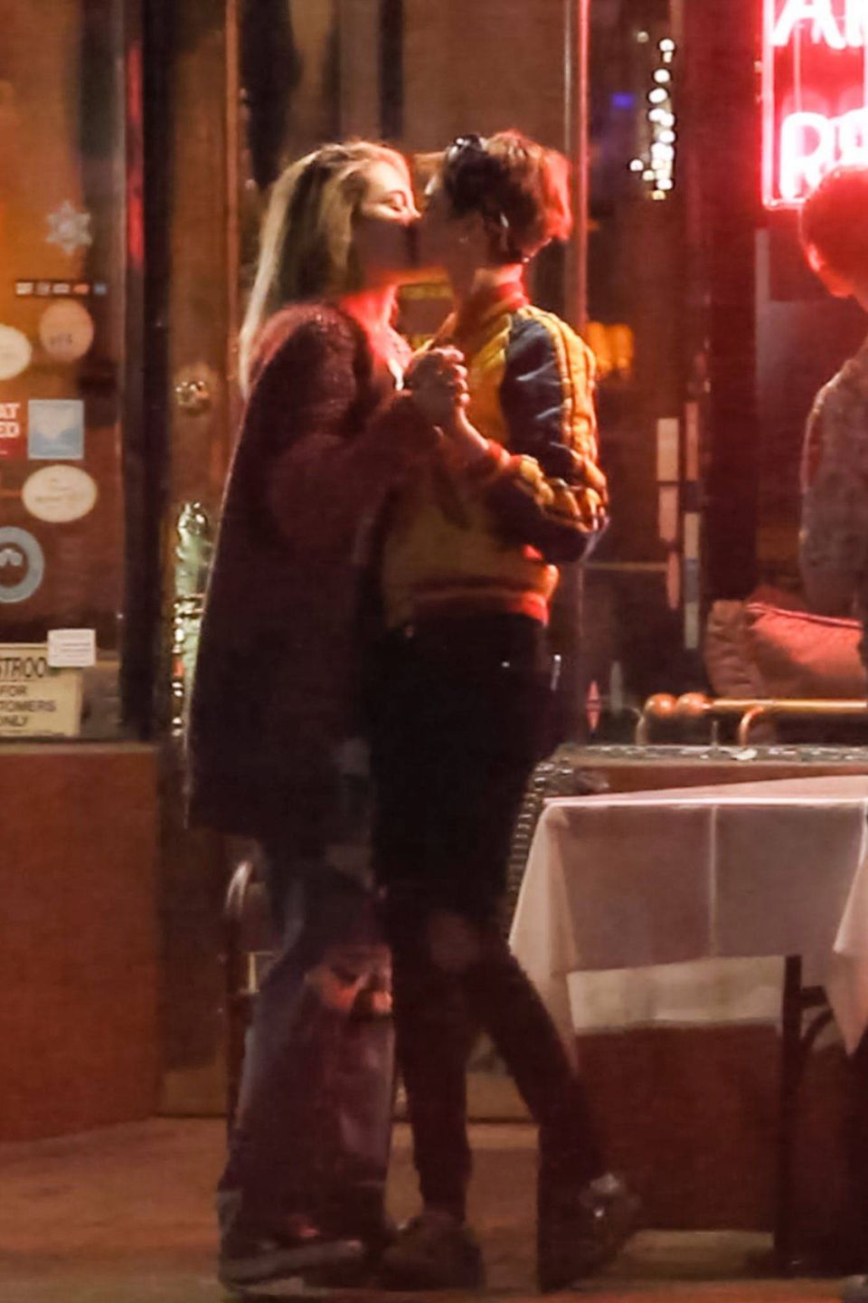 Cara Delevingne i Paris Jackson Kiss całowały się na ulicy. Towarzyszyli im Macaulay Culkin i Brenda Song (BACKGRID/FORUM)