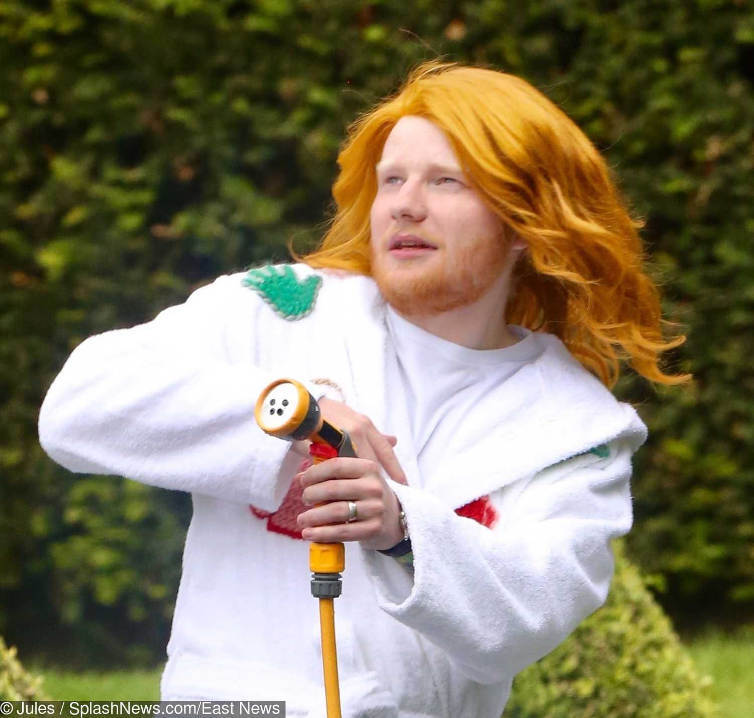 Ed Sheeran w długich rudych włosach na planie teledysku Cross Me