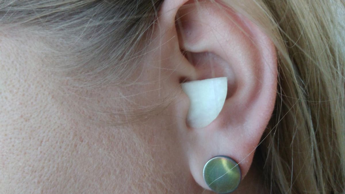 Zarówno wacik, jak cebulę powinniśmy trzymać w uchu przez kilka godzin, a następnie wyjąć i wyrzucić. Po kilku godzinach procedurę powtarzamy