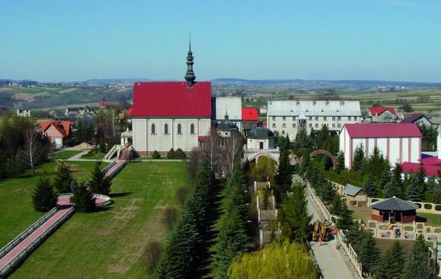 Kałków-Godów. Sanktuarium. Wydzielono miejsca modlitwy św. Maksymiliana Kolbego, ks. Jerzego Popiełuszki i prymasa Stefana Wyszyńskiego