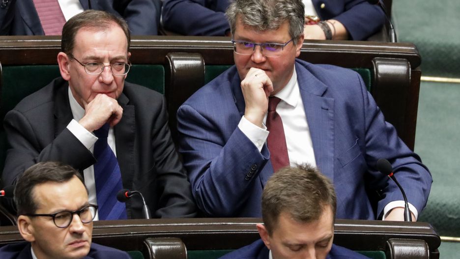 Maciej W�sik, Mariusz Kami�ski, Mateusz Morawiecki
Warszawa, 07.12.2023. Pos�owie PiS Maciej W�sik (C-P) i Mariusz Kami�ski (C-L) oraz premier Mateusz Morawiecki (L-d�) na sali obrad Sejmu w Warszawie, 7 bm. Sejm wybra� Karolin� Mari� Bu�ko na przewodnicz�c� Pa�stwowej Komisji do spraw przeciwdzia�ania wykorzystaniu seksualnemu ma�oletnich poni�ej lat 15. (amb) PAP/Tomasz Gzell
Tomasz Gzell
10 10. X, kadencja, kadencji, obrad, PiS, plenarna, polityk polityka, Polityka, pose�, posiedzenie, posiedze�, pos�owie, sala, sejm